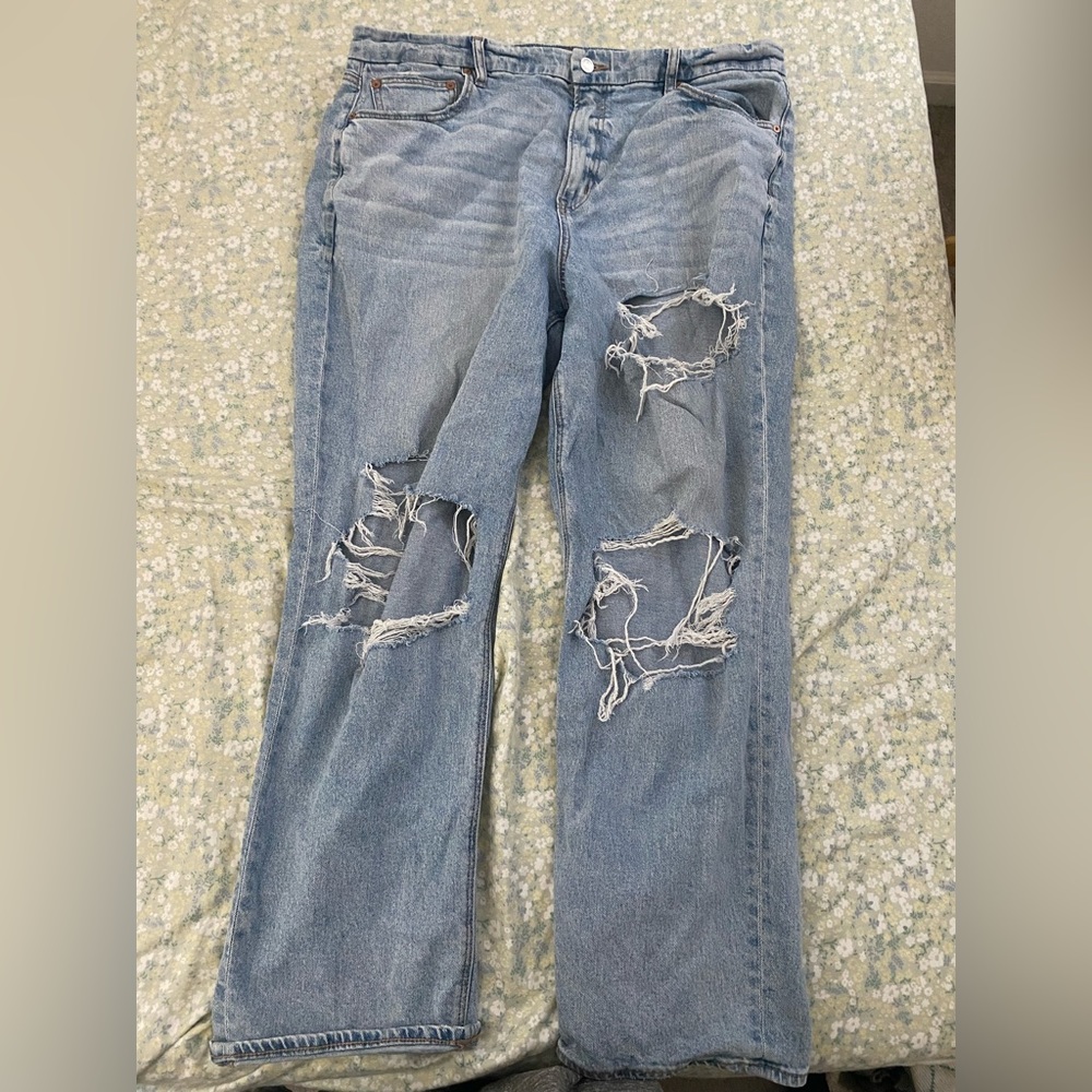American Eagle Stretch Ripped Curvy ‘90S Straight Jean